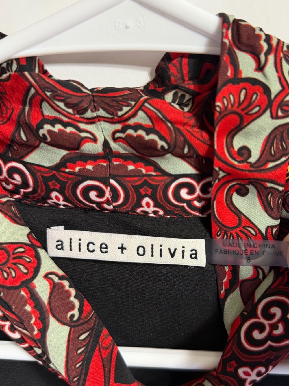 Alice + Olivia Elaina Sunburst Pleated Tie-Neck Bow Blouse Women’s Size 8 - Picture 7 of 10